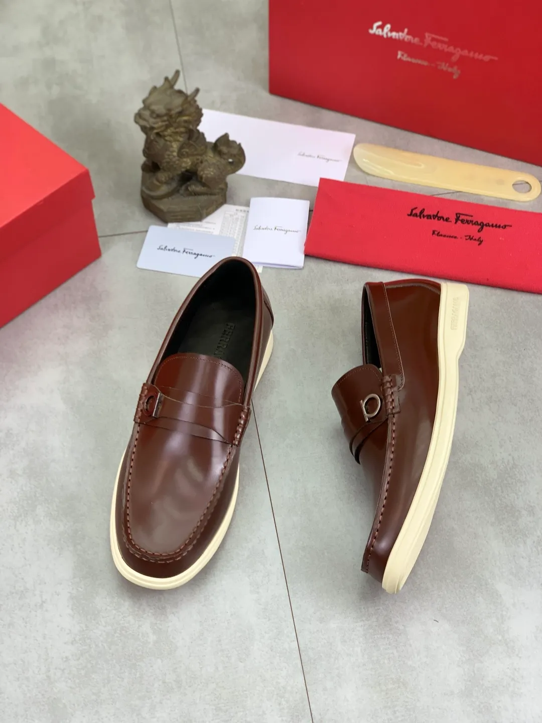 Men's Men's Shoes 💰P580💰[New Style] Water-dyed Niuli 🆘[Salvatore Ferragamo] Ferragamo's latest casual business leather shoes for men! Listed simultaneously! The fabric is made of specially imported original open-edge beaded calfskin, and the interior is made of imported water-dyed cowhide. It is absolutely luxurious and leads the fashion trend. Matching code: 38-44 (45 and 46 can be customized) Black, brown and burgundy colors available
